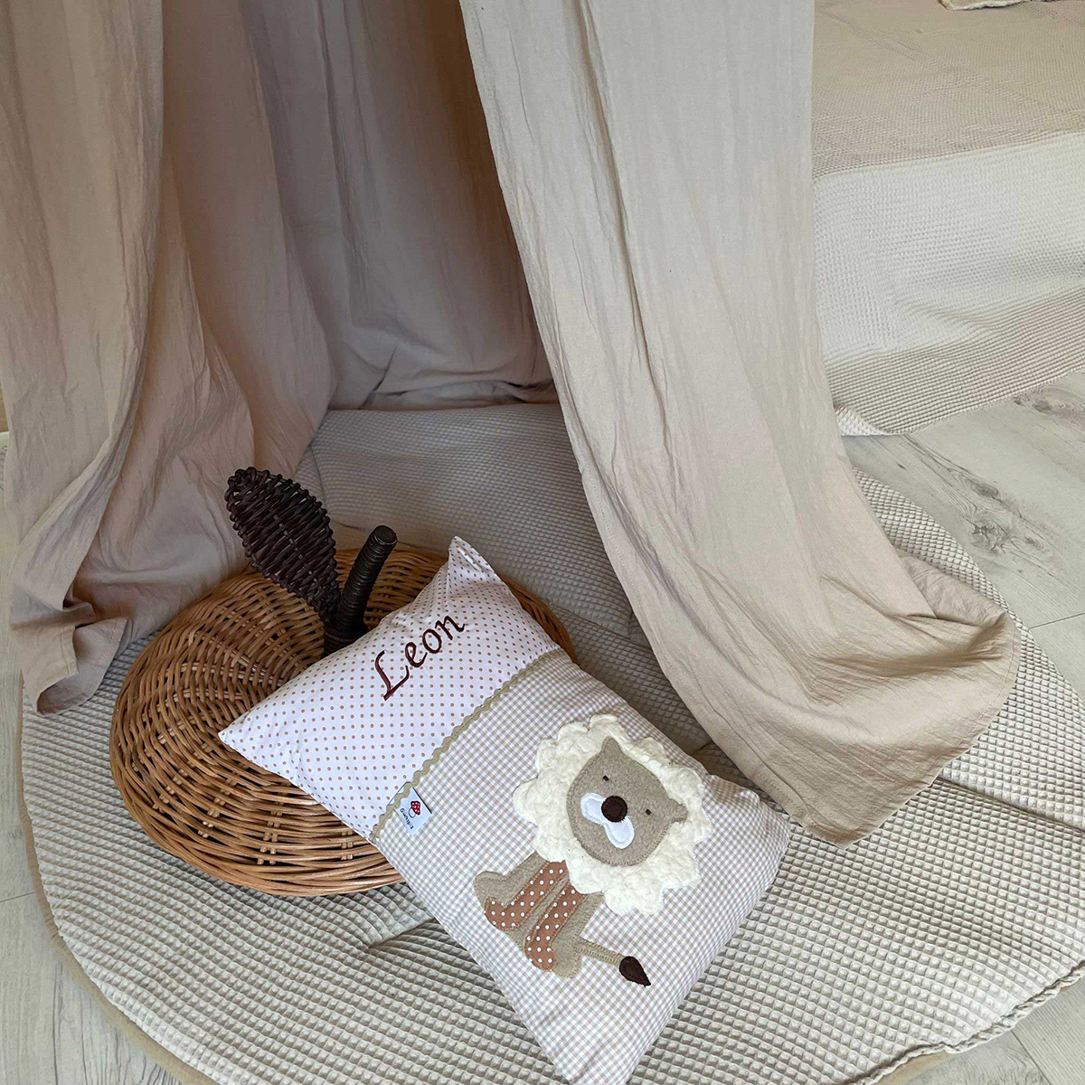 Namenskissen_Lowe_beige-4 Bild:
