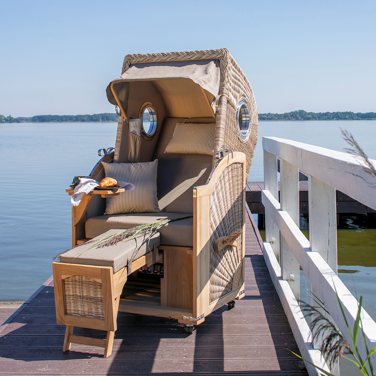 MD20904_Strandkorb_Duene_Single_Bullauge_Teak_PE_Shell_Dessin_534_ambiente2_1200x1200px Bild: