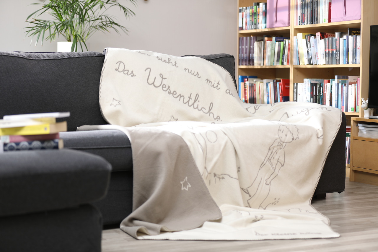 Vegane-Biodecke-Der-Kleine-Prinz-Kolter-Man-sieht-nur-mit-dem-Herzen-gut-Ambiente Bild: