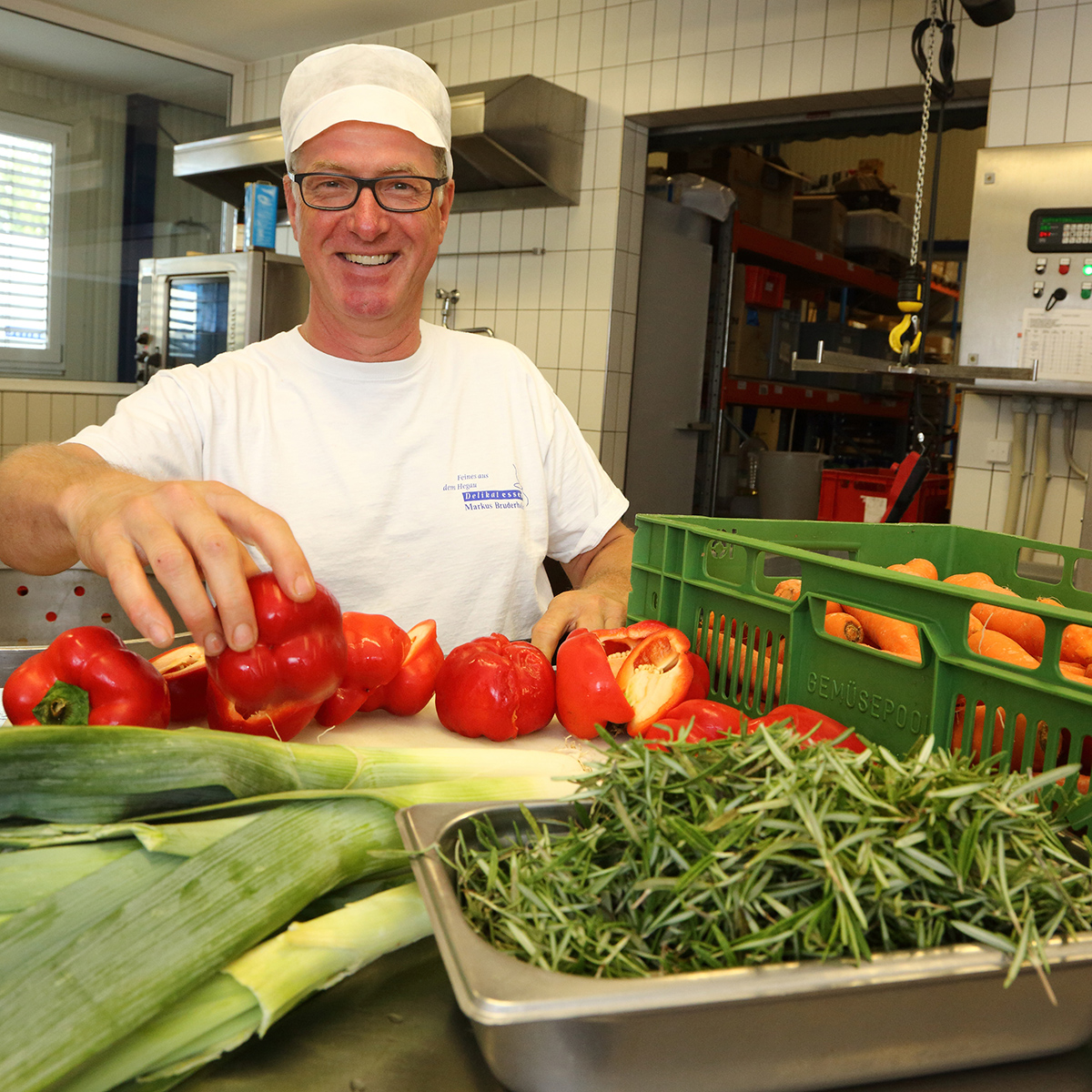 M-Bruderhofer-in-Produktion-Foto-Sabine-Tesche Bild: