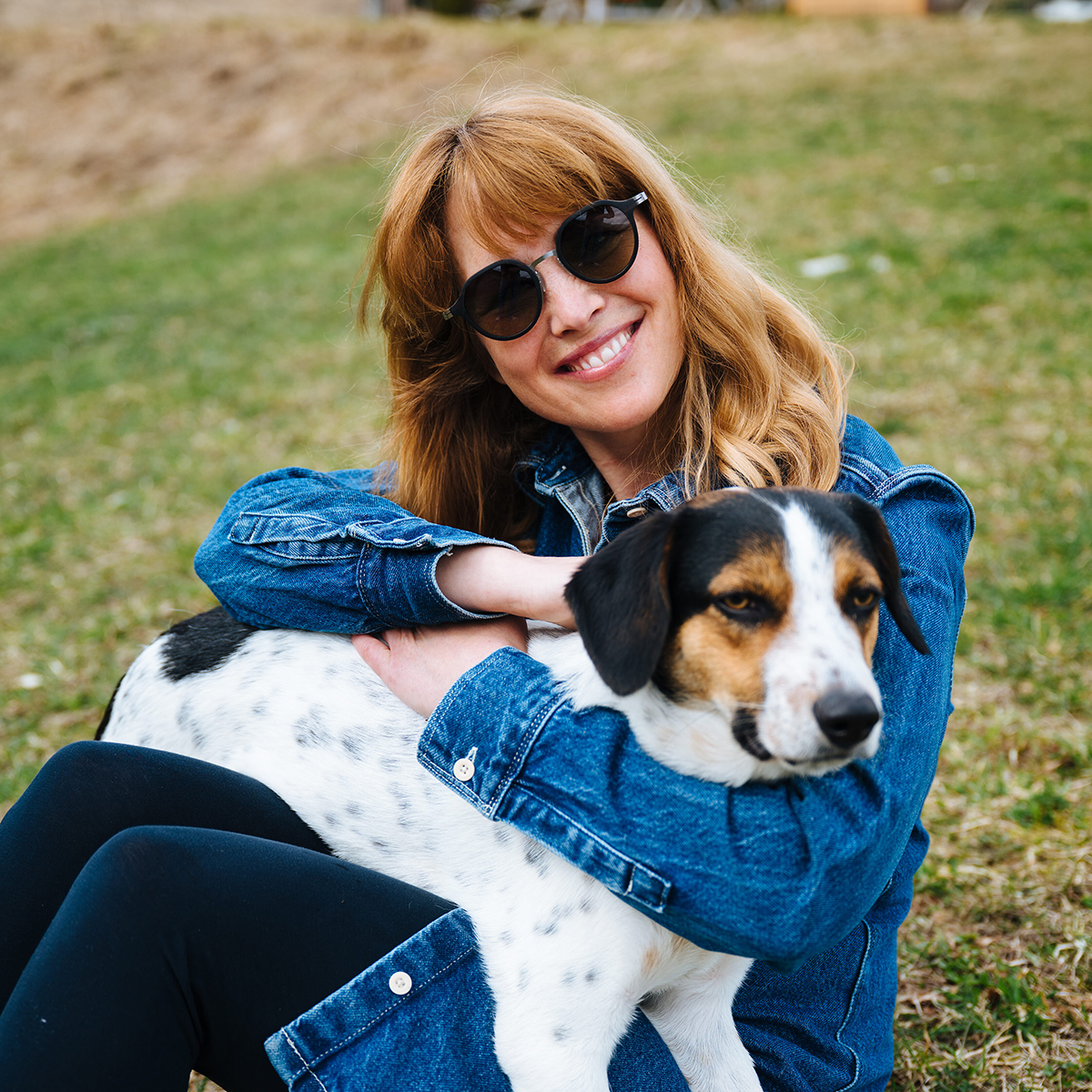 Hosen, Sonnenbrille, Lächeln, Portrait, Hund