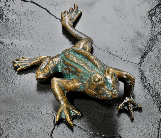 785122 Bild: Gartenskulptur "Kletterfrosch", Bronze