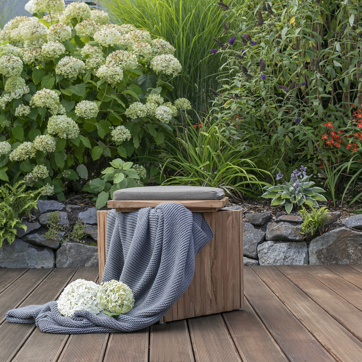 BL26015_MD02512_Teakbox_Hocker_Oxford_Kuscheldecke_150x200cm_grey_1200x1200px Bild: