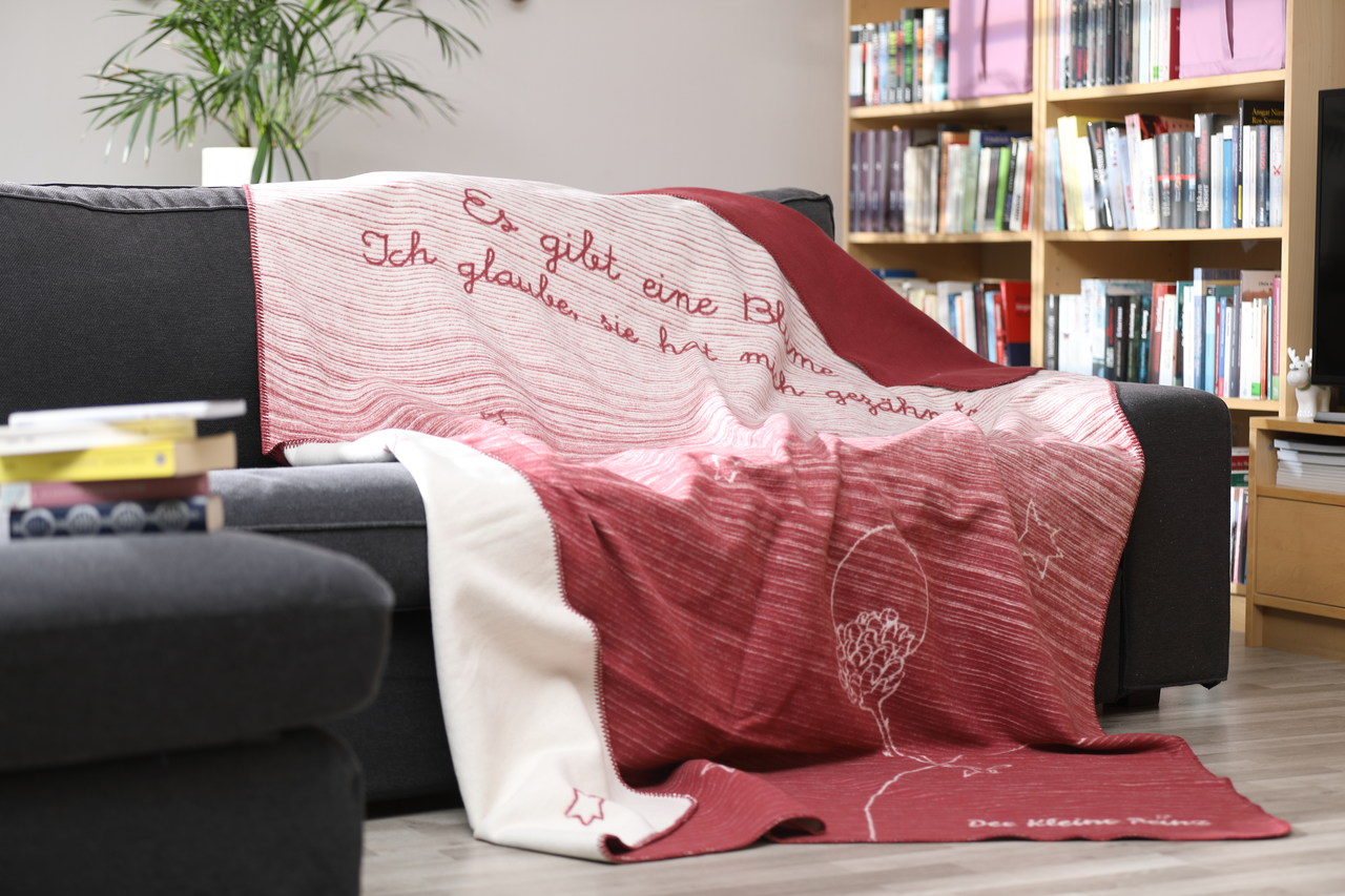 Vegane-Biodecke-Der-Kleine-Prinz-Kolter-Es-gibt-eine-Blume-Ambiente Bild: