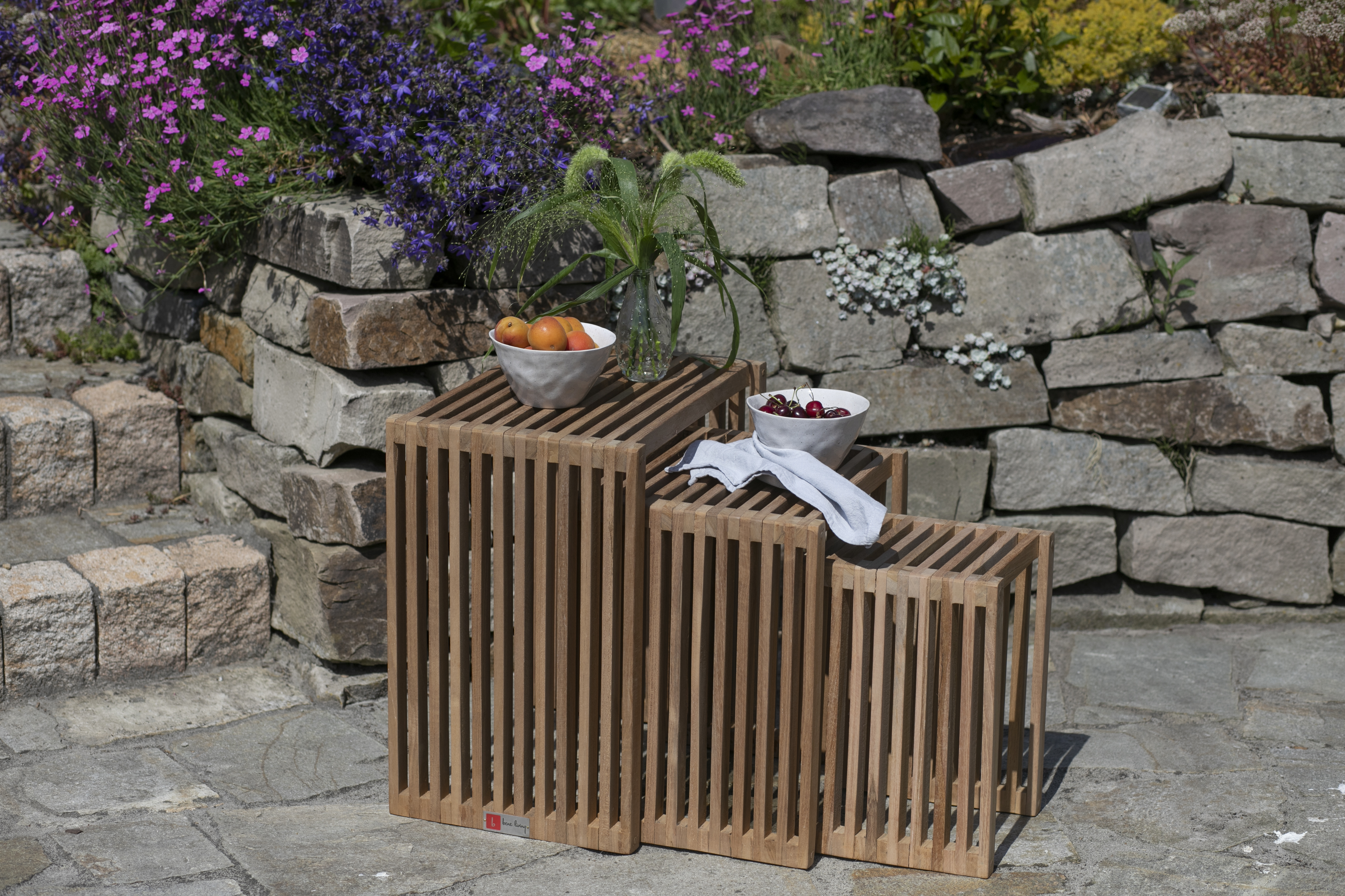 02122_Teak_Beistelltische_3er_Set_milieu_ Bild: